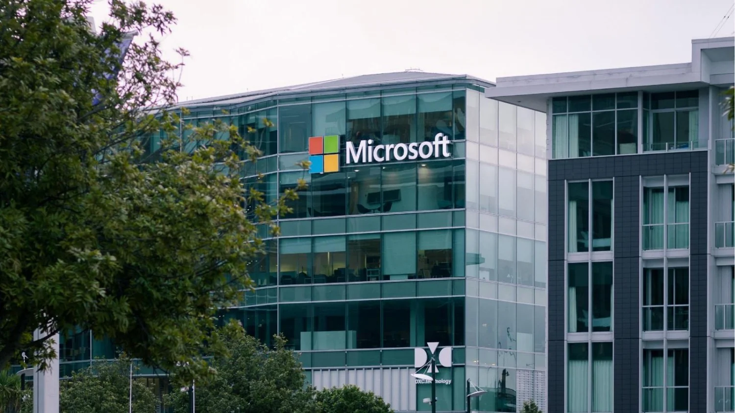 Microsoft propõe incentivos para êxodo voluntário de 60.000 funcionários enquanto prioriza data centers para IA