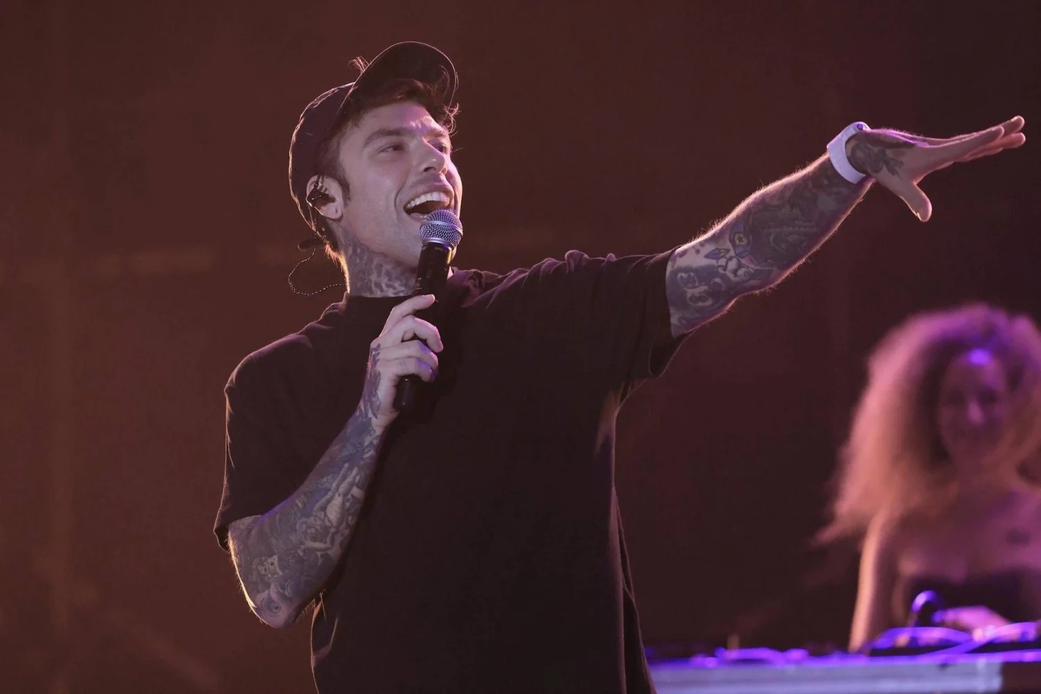 Milão: garçom denuncia agressão após fotografar Fedez em discoteca; investigação segue