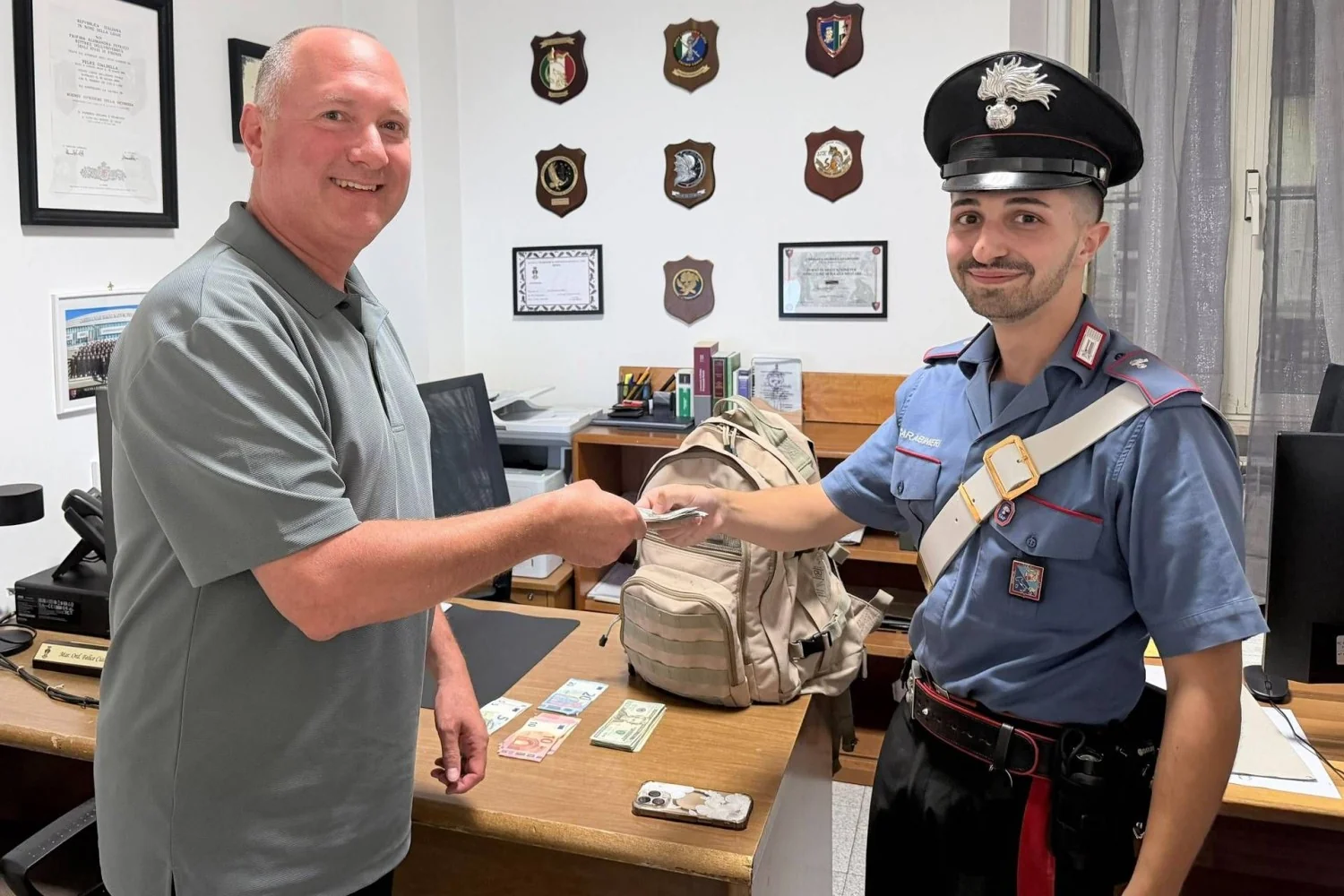 Morador recupera mochila com 2.340 dólares e documentos esquecidos em trem Civitavecchia-Roma