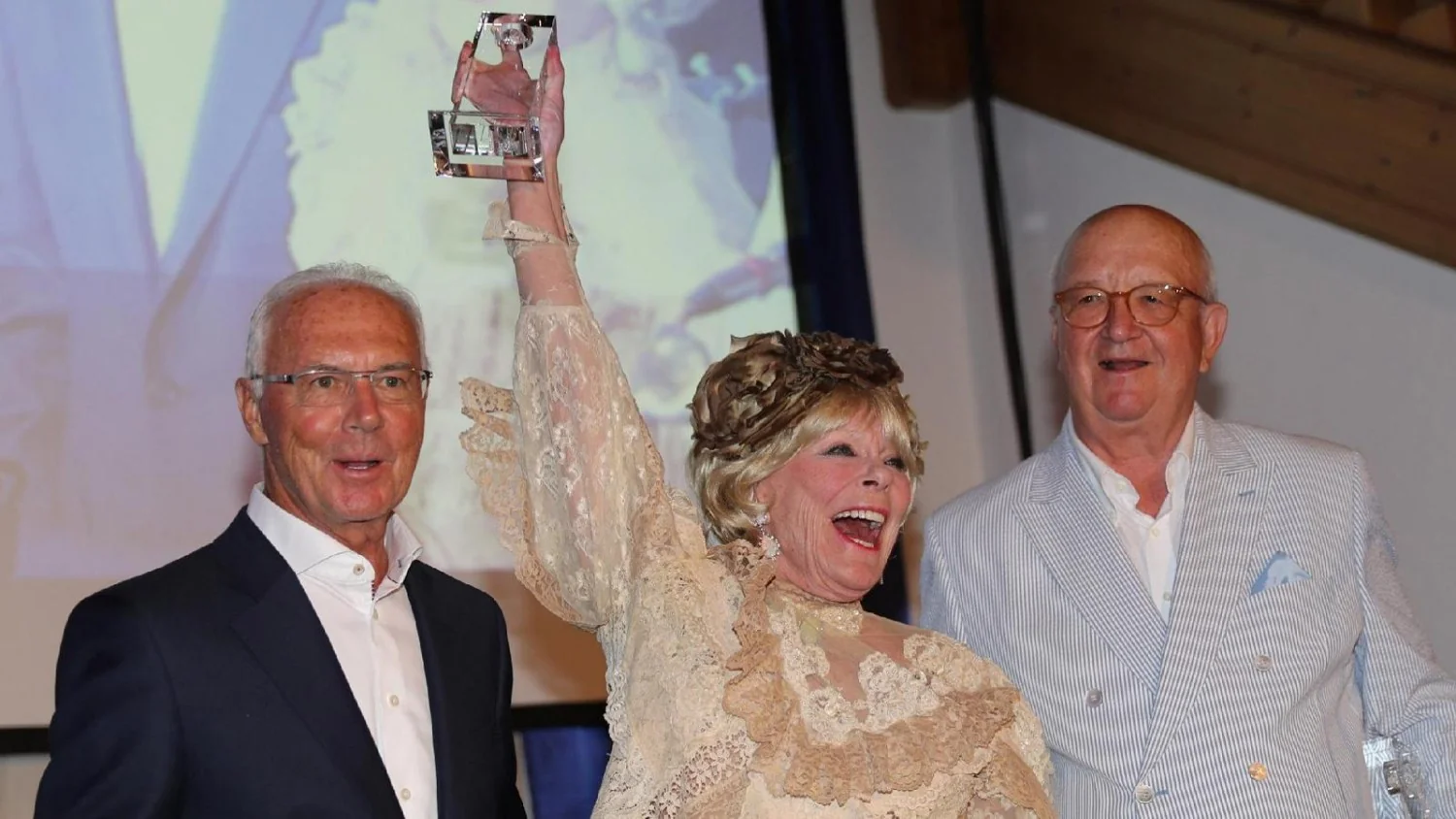 Morre Elke Sommer, estrela que cruzou Europa e Hollywood, aos 85 anos