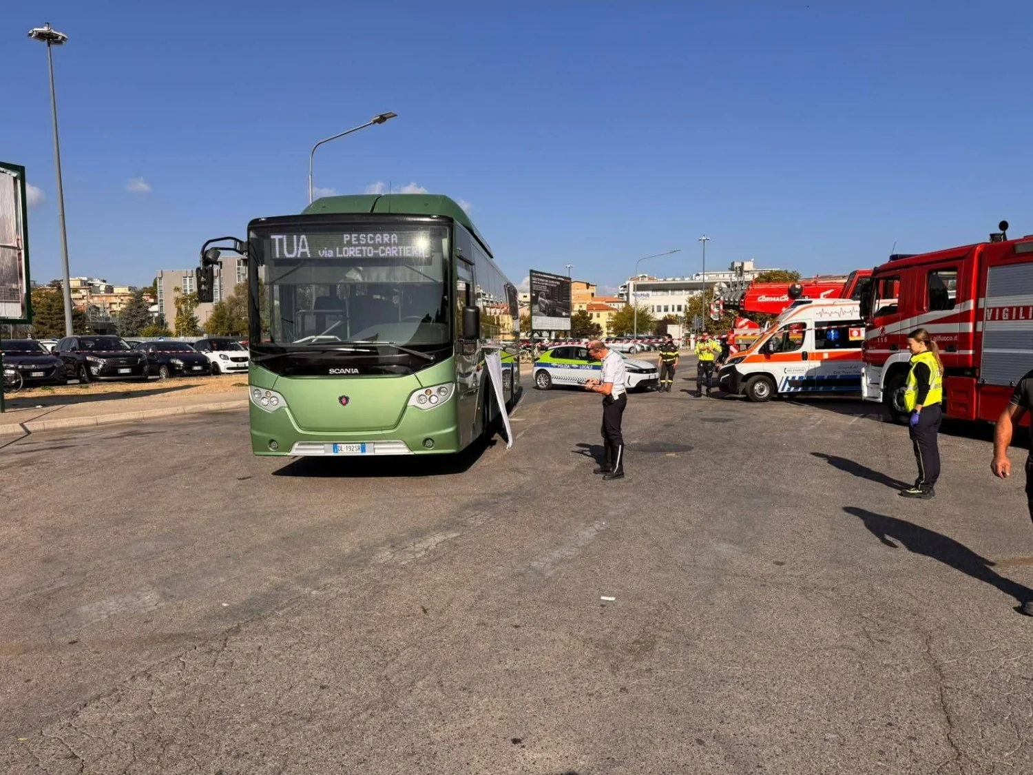 Tragédia em Pescara: mulher morre atingida por ônibus no terminal; polícia analisa imagens