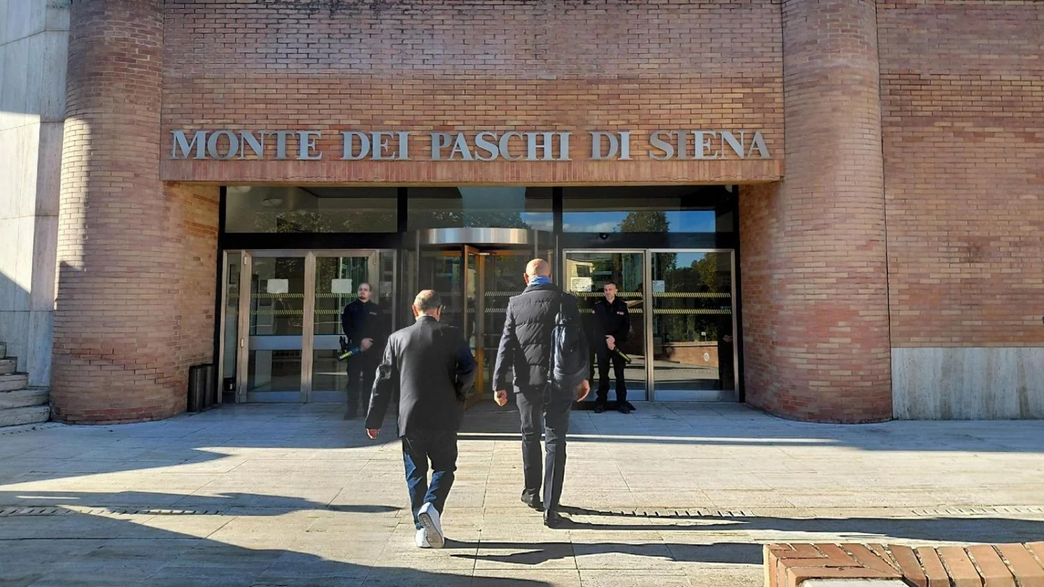 Assembleia do Monte dei Paschi rejeita recompra de ações para funcionários; fusão com Mediobanca segue em foco