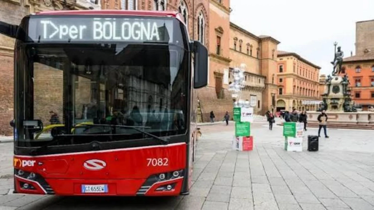 Mulher dá à luz em ônibus da linha 39 em Bologna; motorista e passageiras socorrem recém-nascido