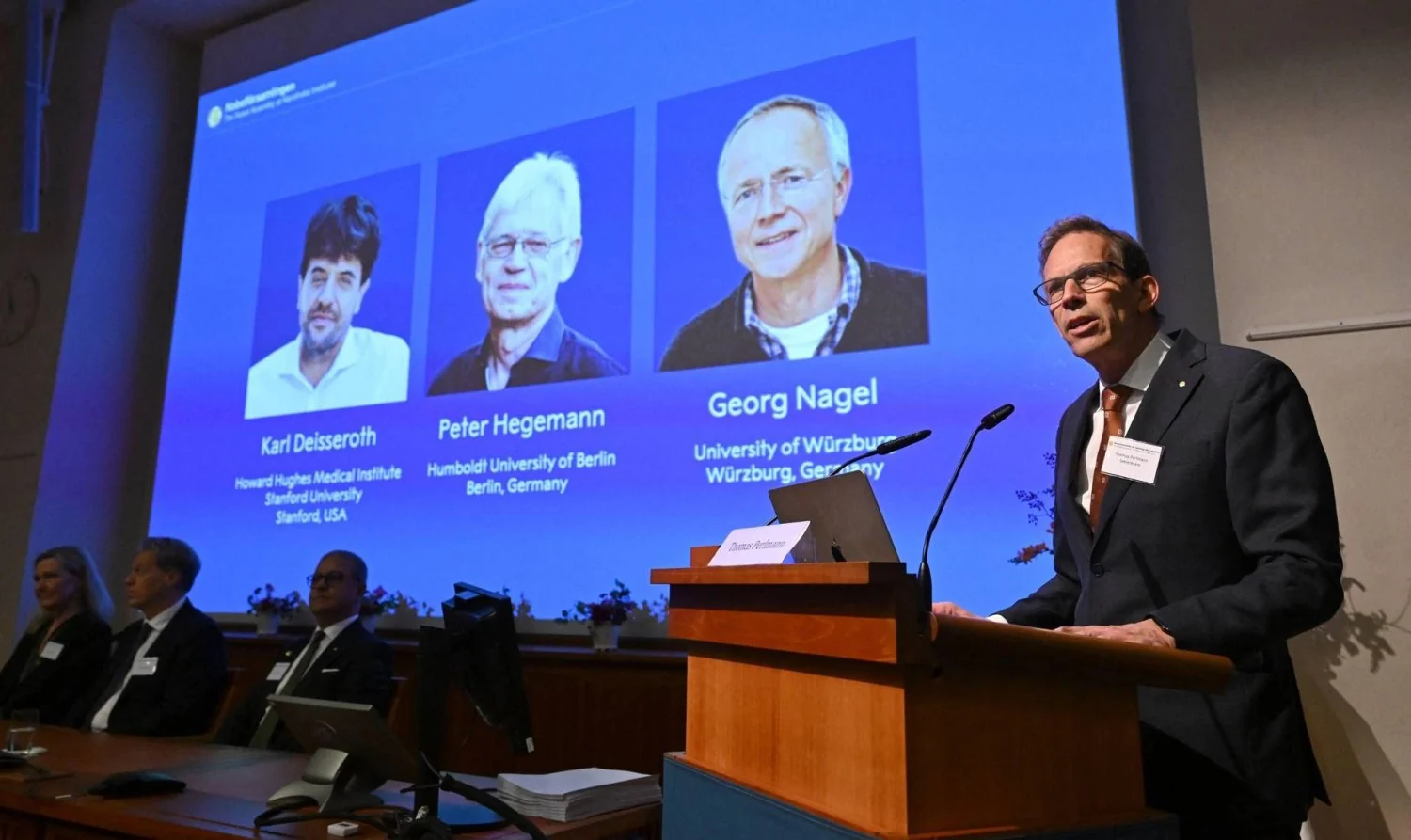 Nobel de Medicina 2026: Karl Deisseroth, Peter Hegemann e Georg Nagel por avanços em optogenética