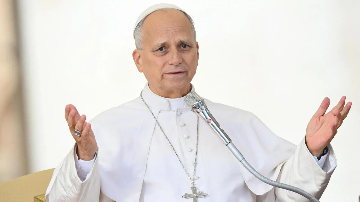 Papa Leão alerta: por trás da couraça, muitos adolescentes buscam ser amados