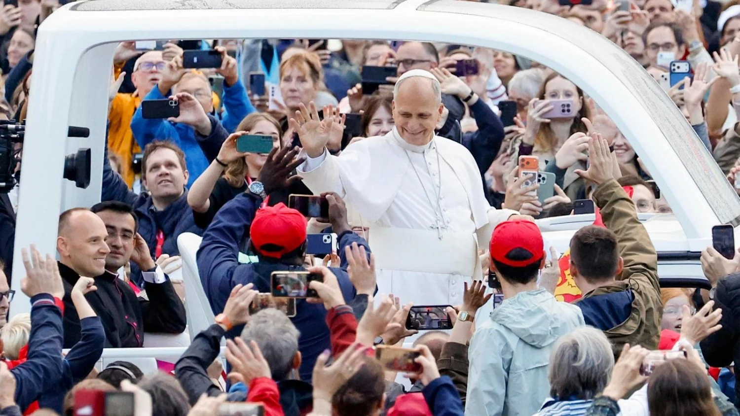 Papa Leone XIV retorna à Praça São Pedro após cirurgia no pulmão e agradece as orações