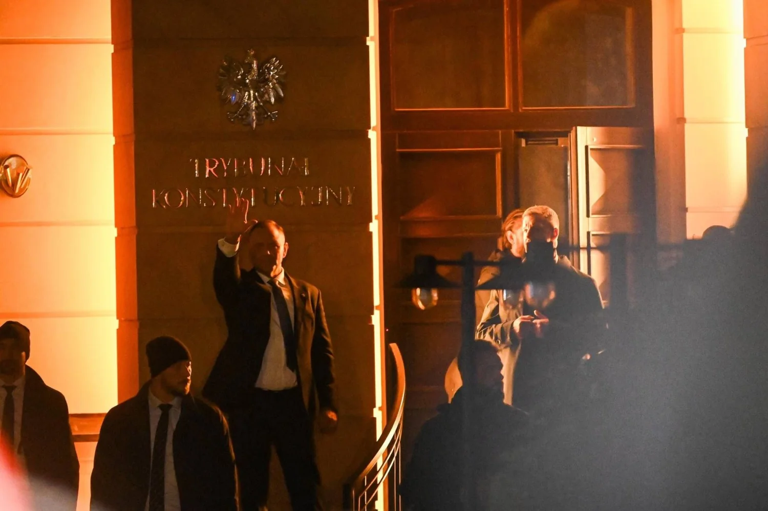 Polônia: Presidente Nawrocki força entrada na Corte Constitucional e eleva crise institucional