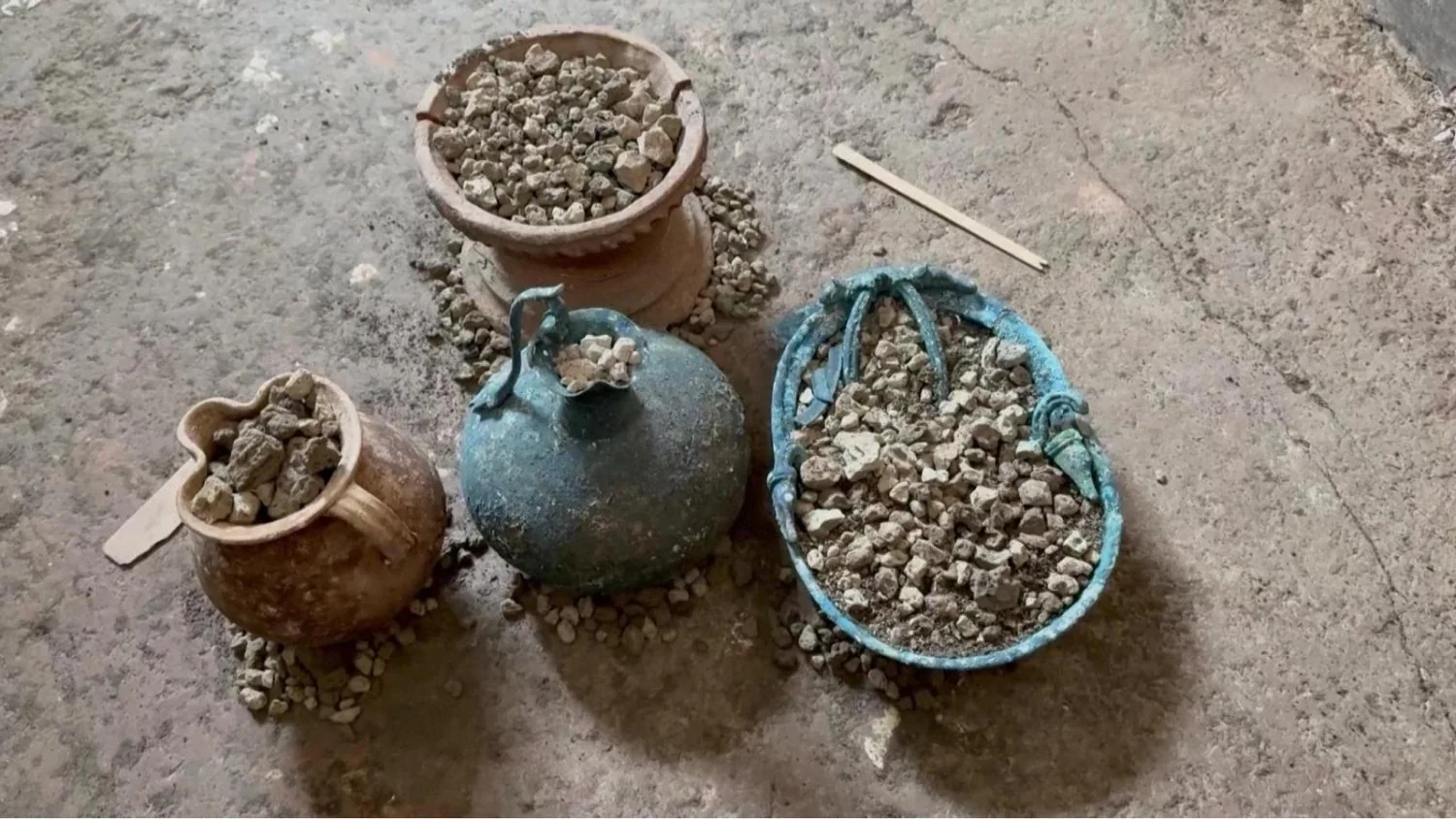 Em Pompeia, arqueólogos revelam armário íntimo de mulher com vasilhas, colar e 38 moedas