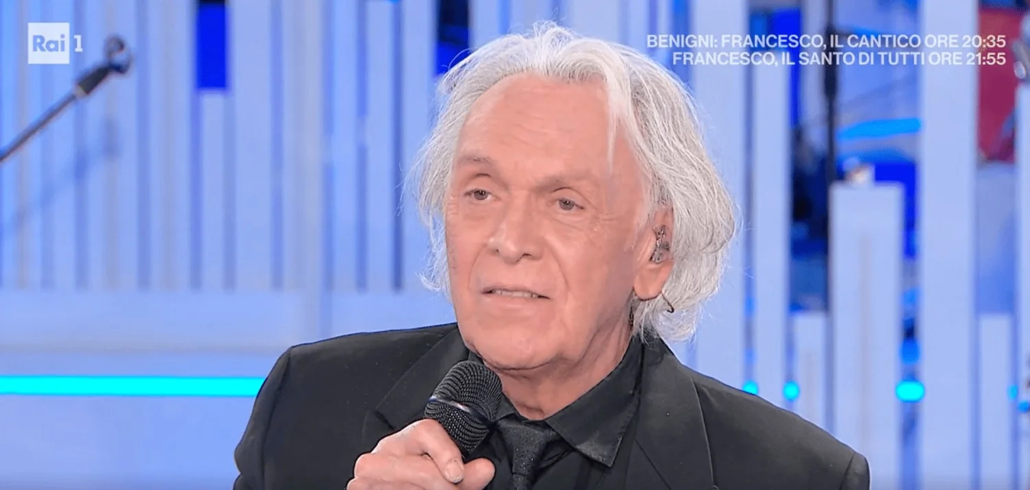 Pooh em Domenica In: tensão ao vivo quando Riccardo Fogli percebe foto 'perdida'