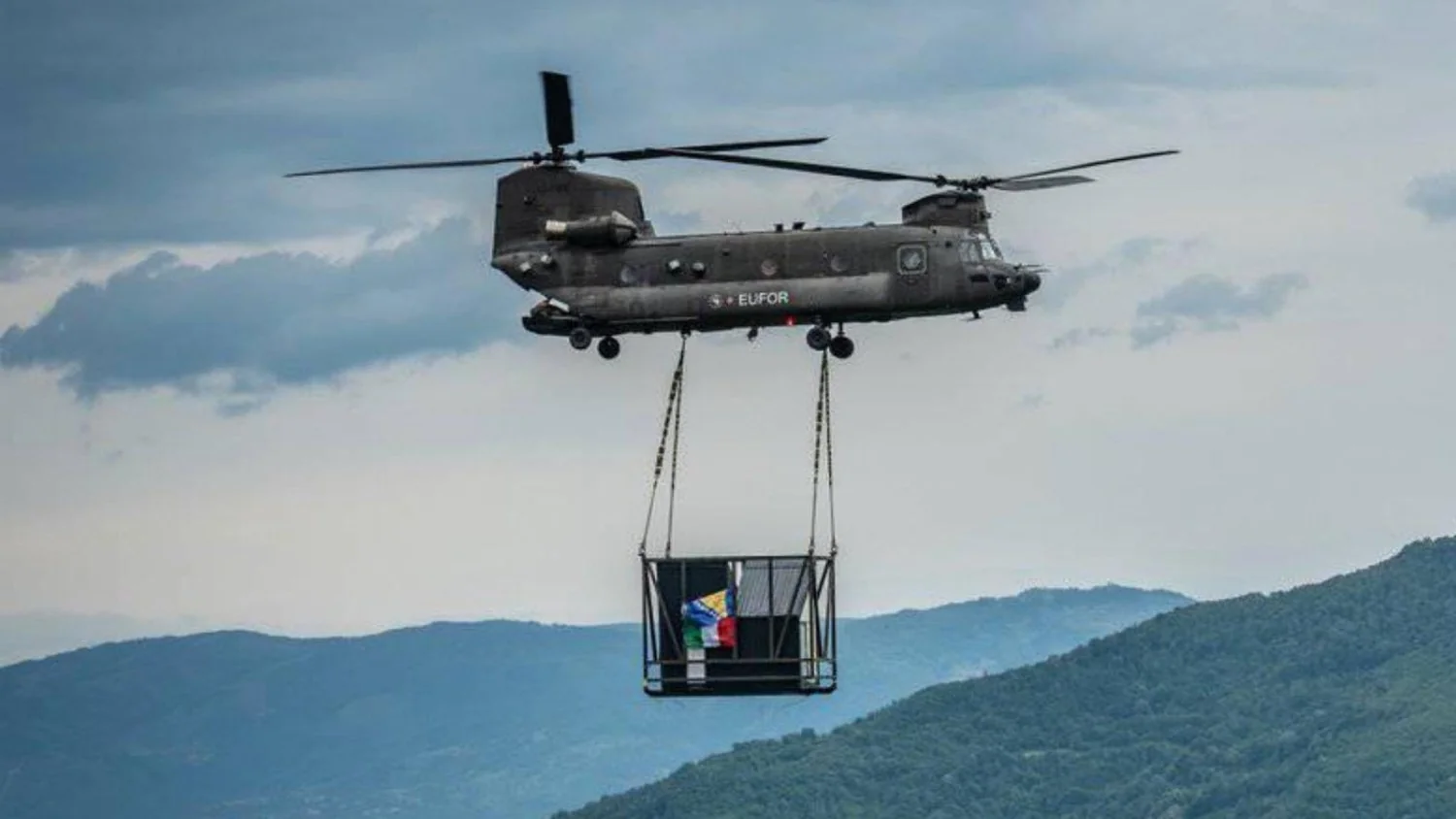 Queda de helicóptero italiano CH-47 em Brčko: três mortos e 12 feridos durante operação EUFOR Althea