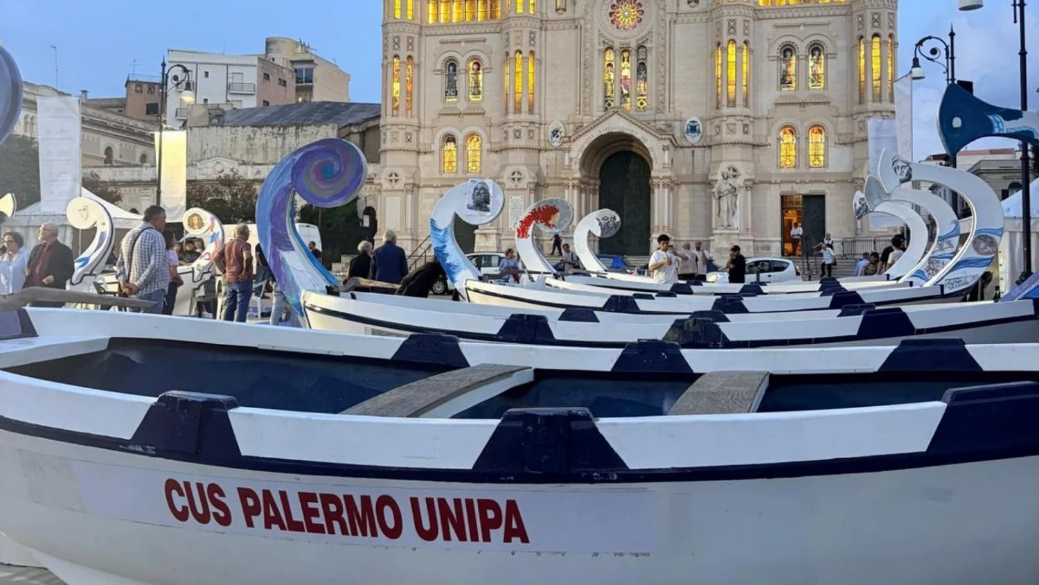Regata noturna em Reggio Calabria: barcos-artesanais inspirados nas antigas naves greco-romanas