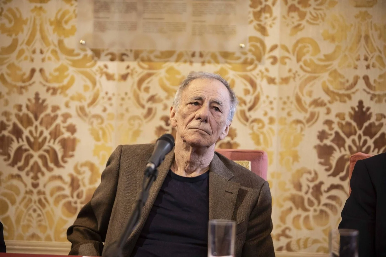 Roberto Vecchioni anuncia nova pausa por motivos de saúde após show emocionado no Teatro Brancaccio