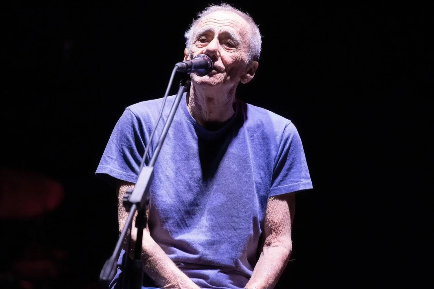 Roberto Vecchioni retorna ao Prêmio Campiello: um gesto público após o infarto e a pausa nos concertos