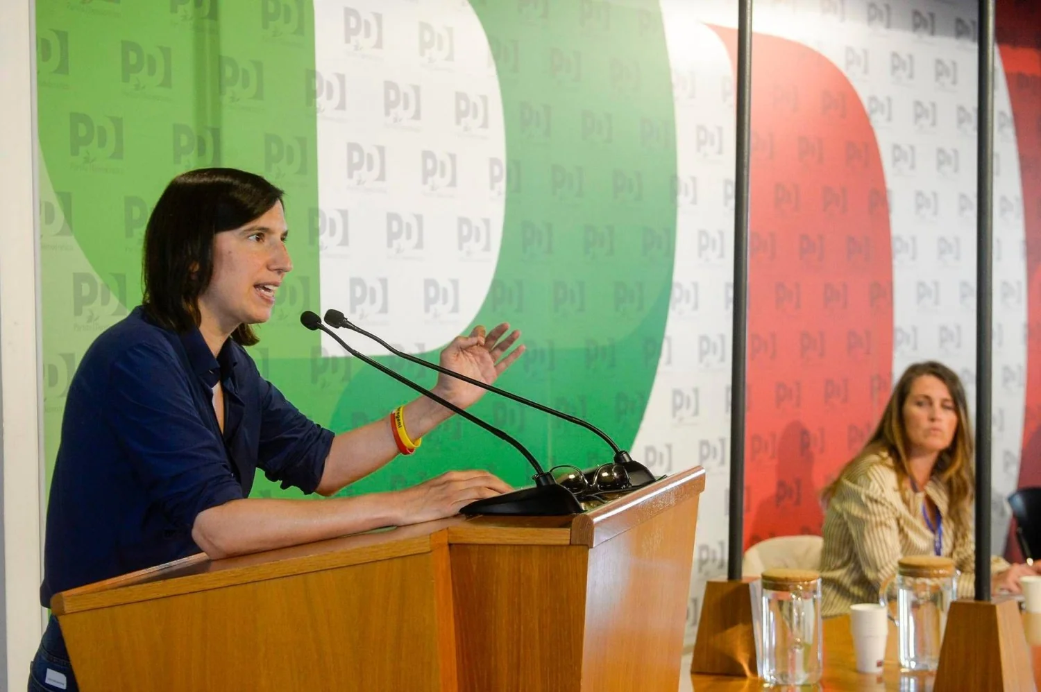 Schlein vs Conte: disputa sobre primárias reacende debate sobre liderança do centrosinistra