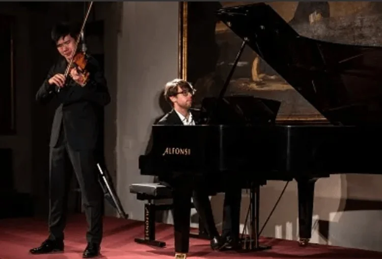 Simon Zhu leva o soprano do violino do Premio Paganini em tour pelo Sul da Itália