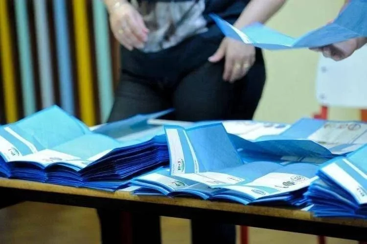Sondagem Emg: Fratelli d'Italia lidera e coalizões empatam em 42,5% — o impacto da nova lei eleitoral