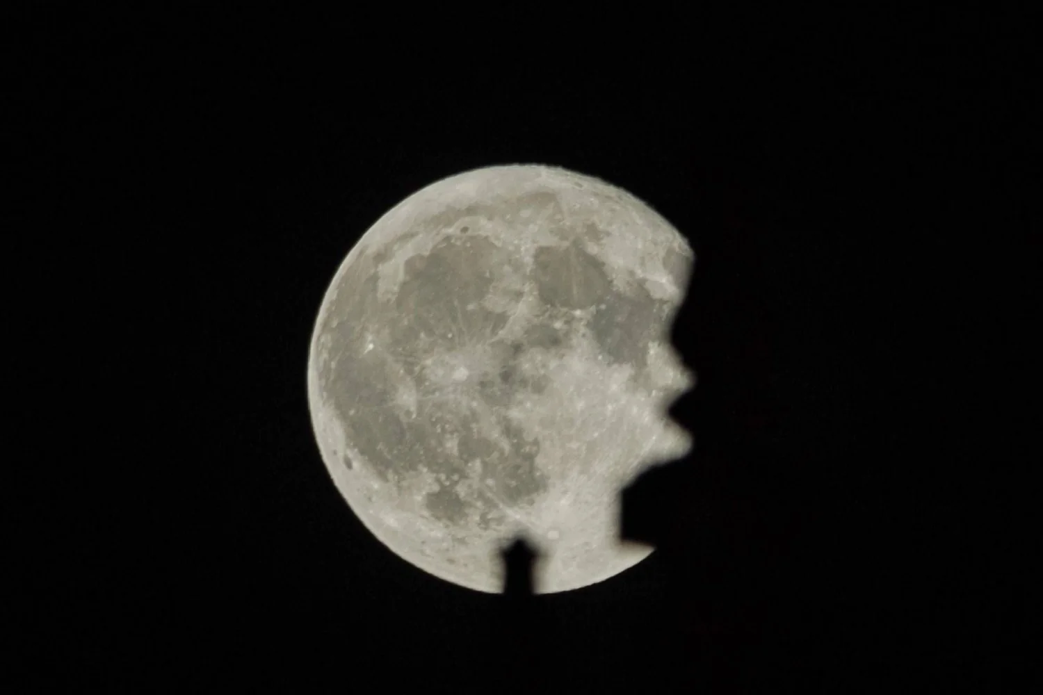 Superlua, três chuvas de meteoros e parada de planetas: o céu de novembro de 2026 explicado