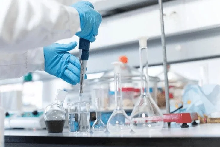 Nova combinação de tarlatamab e durvalumab eleva sobrevida em microcitoma para 22 meses, diz oncologista