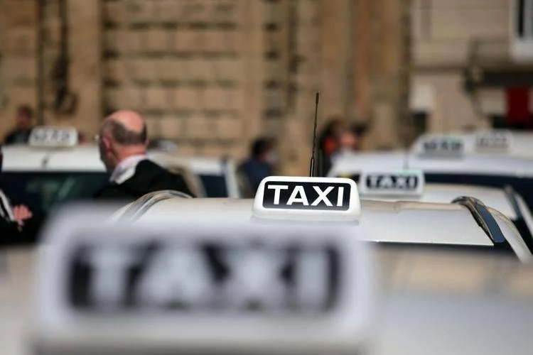 Taxis convocam protesto em Roma contra o caro combustível: ato marcado para 26 de outubro
