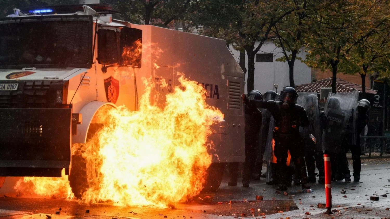 Tirana em chamas: protestos violentos contra o governo de Edi Rama marcam novo capítulo de instabilidade