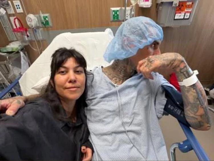 Travis Barker se submete a cirurgia por 'síndrome do túnel cubital' após dormência em mão