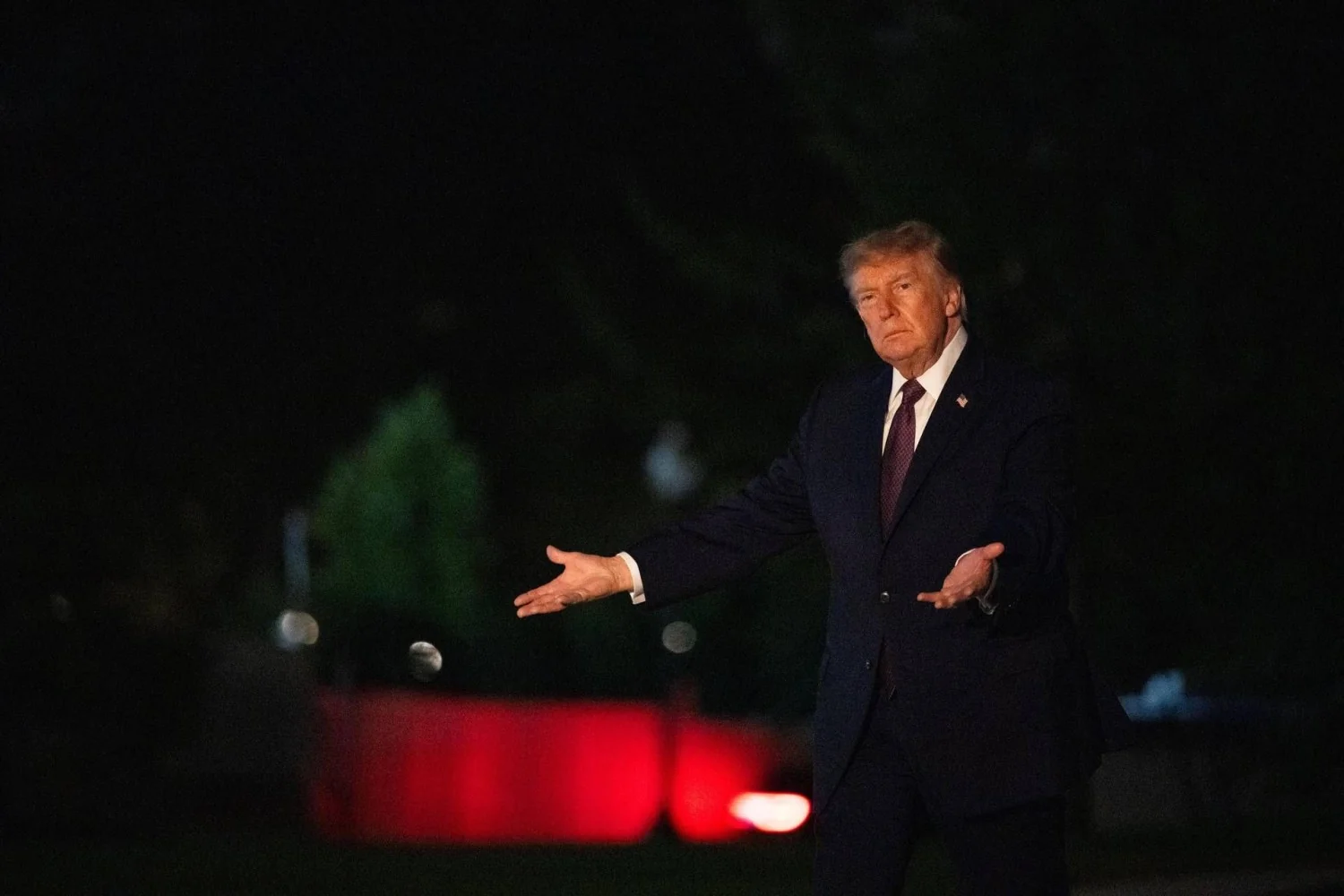Trump promete fim da guerra com o Irã após as midterms e reforço naval americano no Golfo