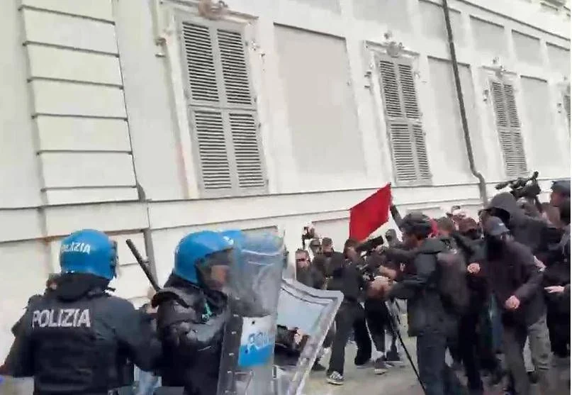 Confrontos e tensões no cortejo anticonduta em Turim: lançamentos de objetos e cargas policiais