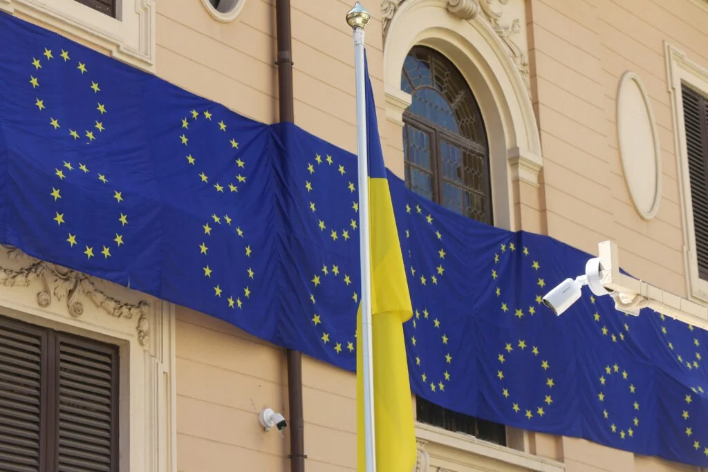 UE garante cobertura orçamentária para a Ucrânia em 2026 e prepara desembolso de €45 bilhões em 2027