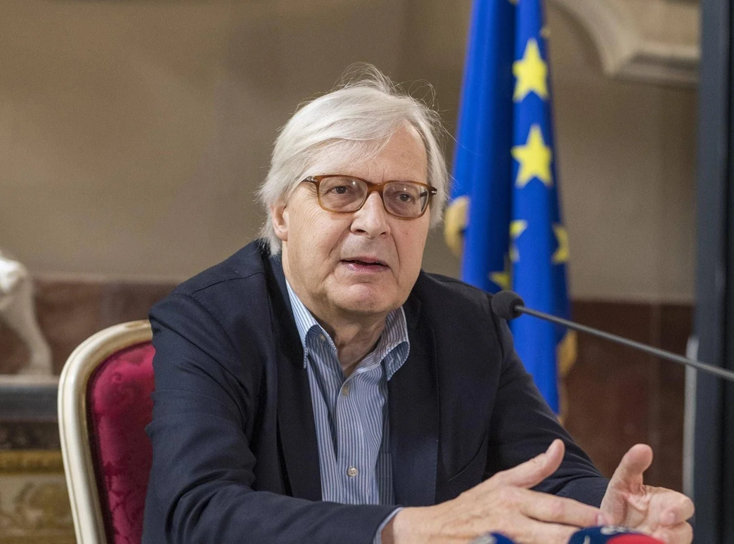 Vittorio Sgarbi segue internado no Gemelli: estável e consciente em terapia intensiva