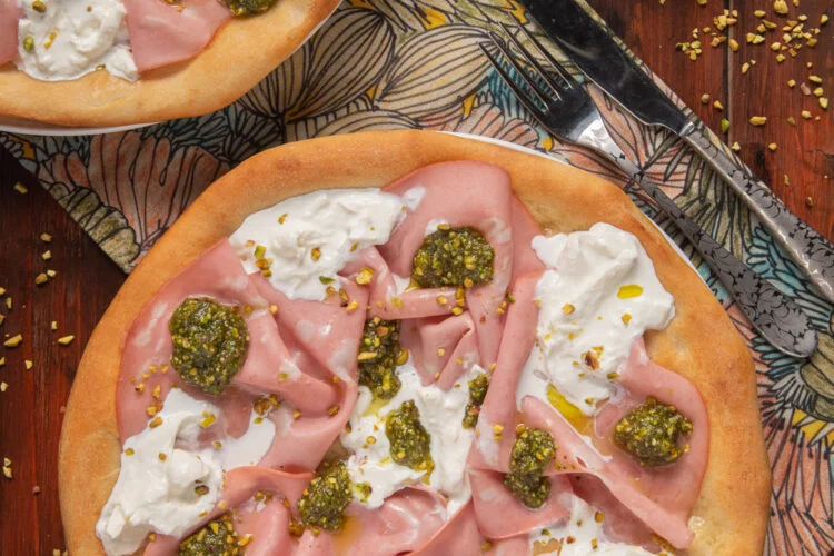 Receita Fácil de Pizza Bianca com Queijo Stracciatella e Pistaches