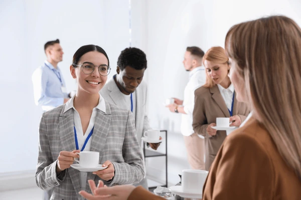 Por Que Cafés e Almoços São Importantes no Networking Italiano?