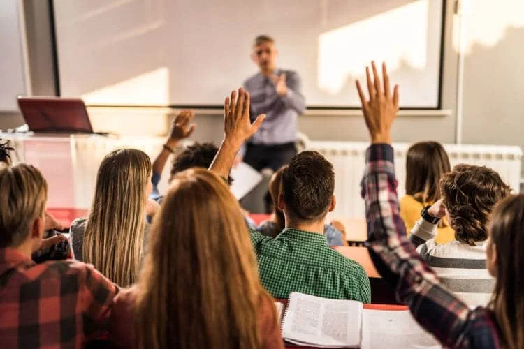 Como Funcionam as Universidades Públicas Italianas: Sistema, Exames e Notas