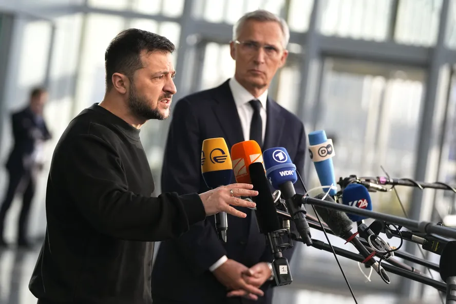 Zelensky na Sede da NATO: Um Encontro que pode Moldar o Futuro