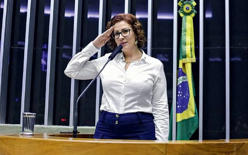Deputada Carla Zambelli é presa em Roma após denúncia de Parlamentar Italiano