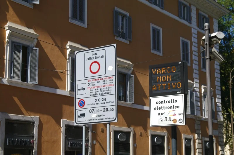 Sinalização nas Estradas Italianas: Placas, ZTL e Principais Penalidades