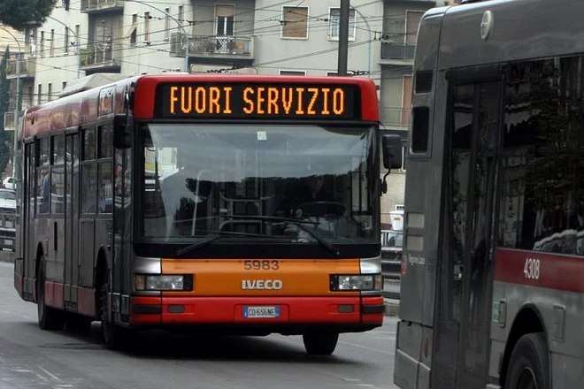 Itália em Alerta: Greve Geral Afeta Transporte Urbano, Trens Regionais e Portos
