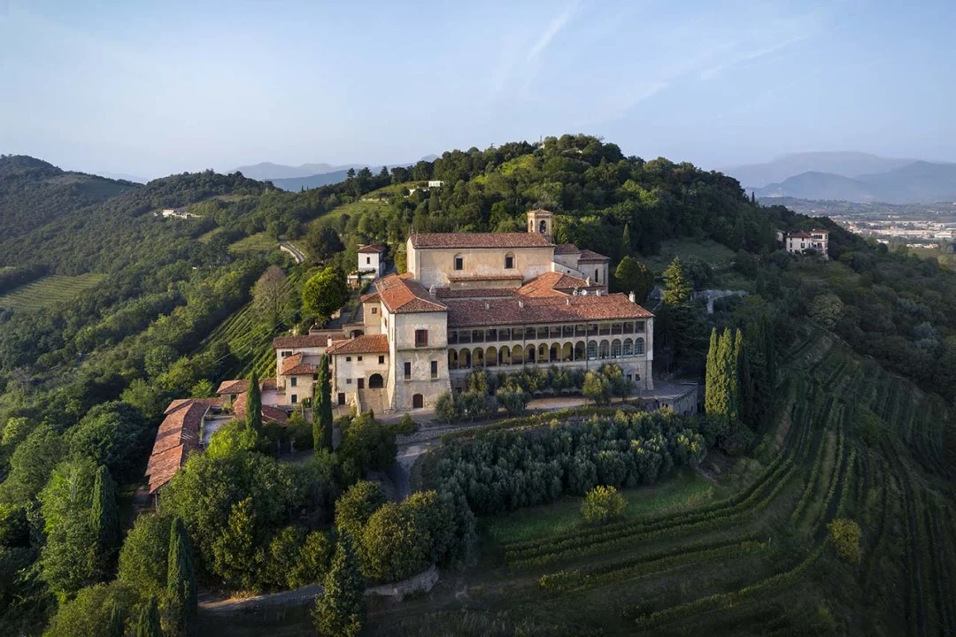 Chardonnay e Patrimônio: O Legado do Convento da Anunciação em Monte Orfano