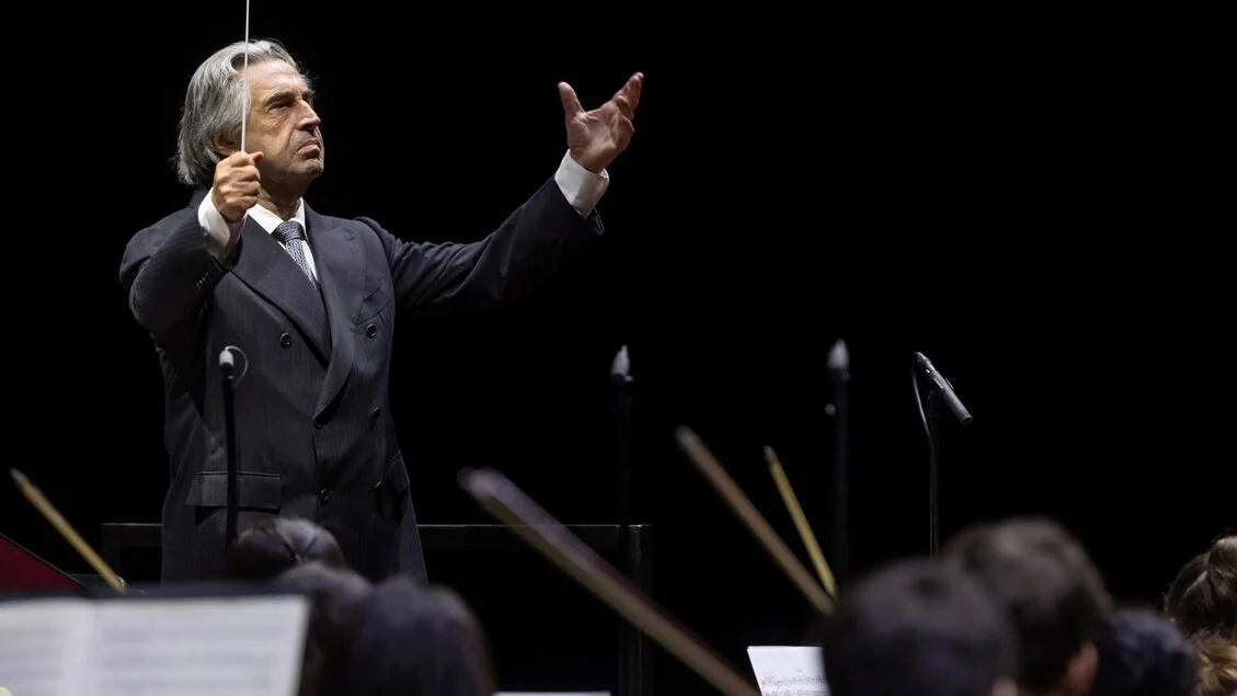 Riccardo Muti leva a Orchestra Giovanile Luigi Cherubini em turnê por Pompeia, Lucca e Ostuni