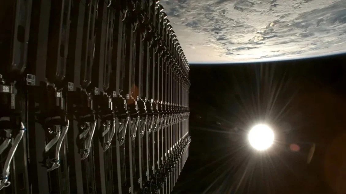 Satélite Starlink à deriva libera detritos em órbita baixa; impacto à ISS é descartado