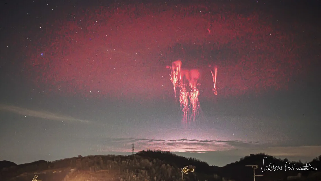 Fotógrafo registra raro anel de luz vermelho sobre a Itália: dupla de <strong>elves</strong> e <strong>sprites</strong>