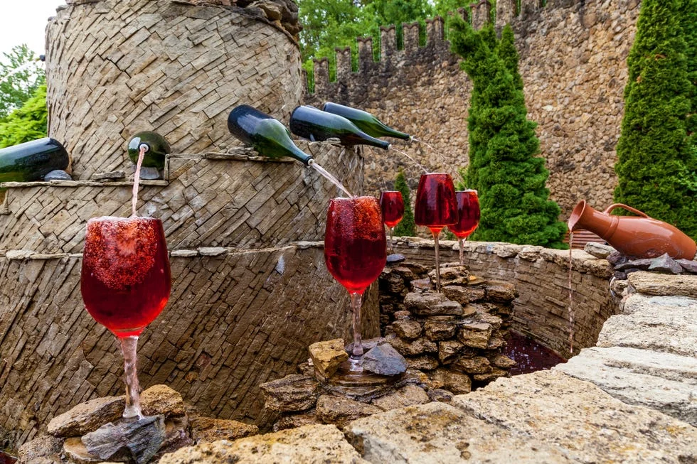 Fui até a fonte de vinho gratuita da Itália (e não é o que você imagina)