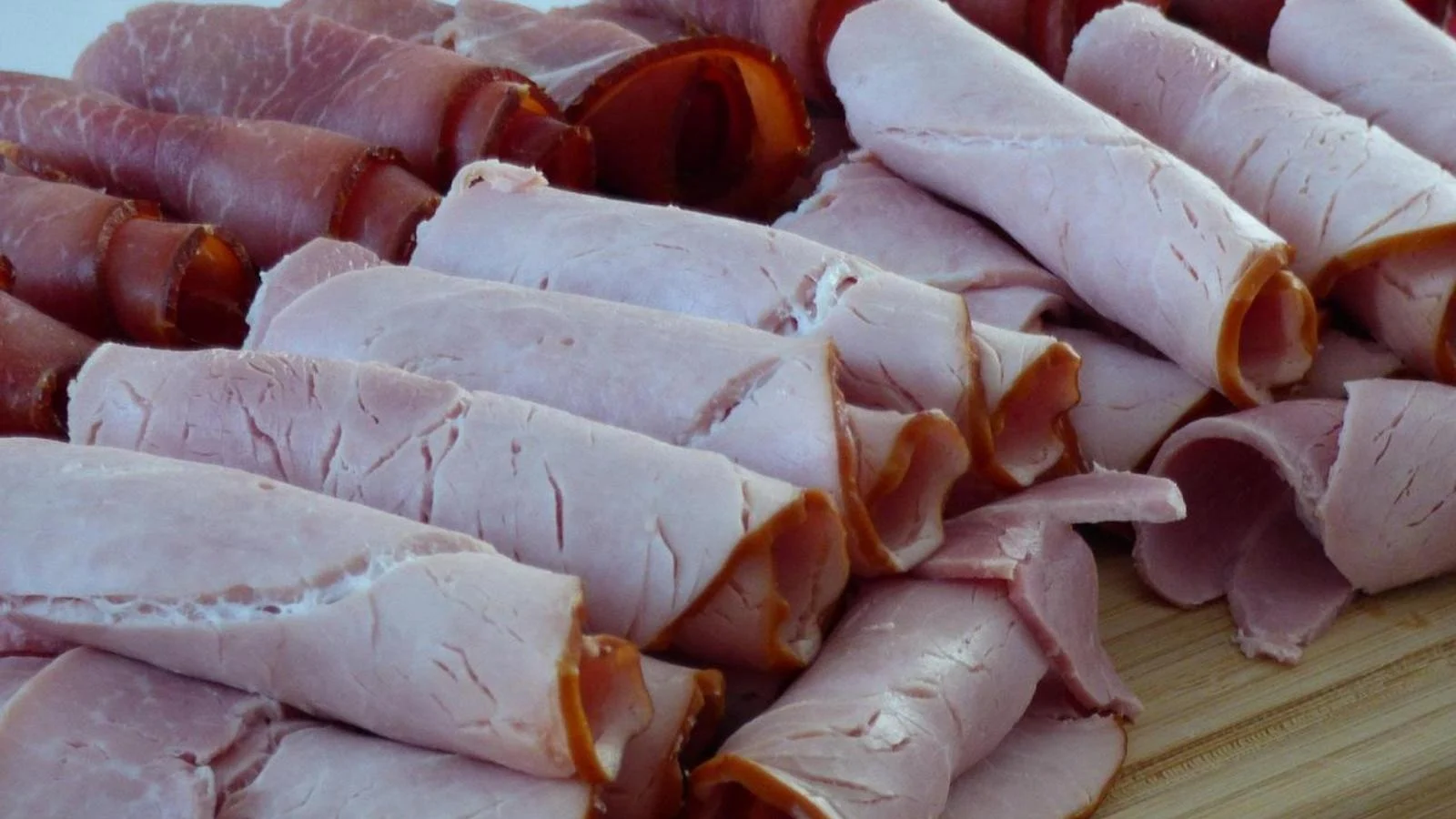 Presunto cozido, fesa de peru e lombo assado são recolhidos por risco de Listeria; veja lotes afetados