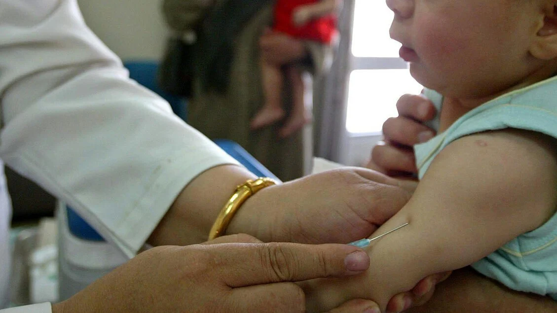 Vacinações pediátricas na Itália: Sicília e Alto Adige ficam atrás em coberturas, alerta relatório