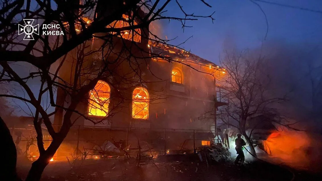 Noite de intensos bombardeios deixa feridos em Kiev; von der Leyen e líderes europeus em teleconferência com Zelensky e Trump