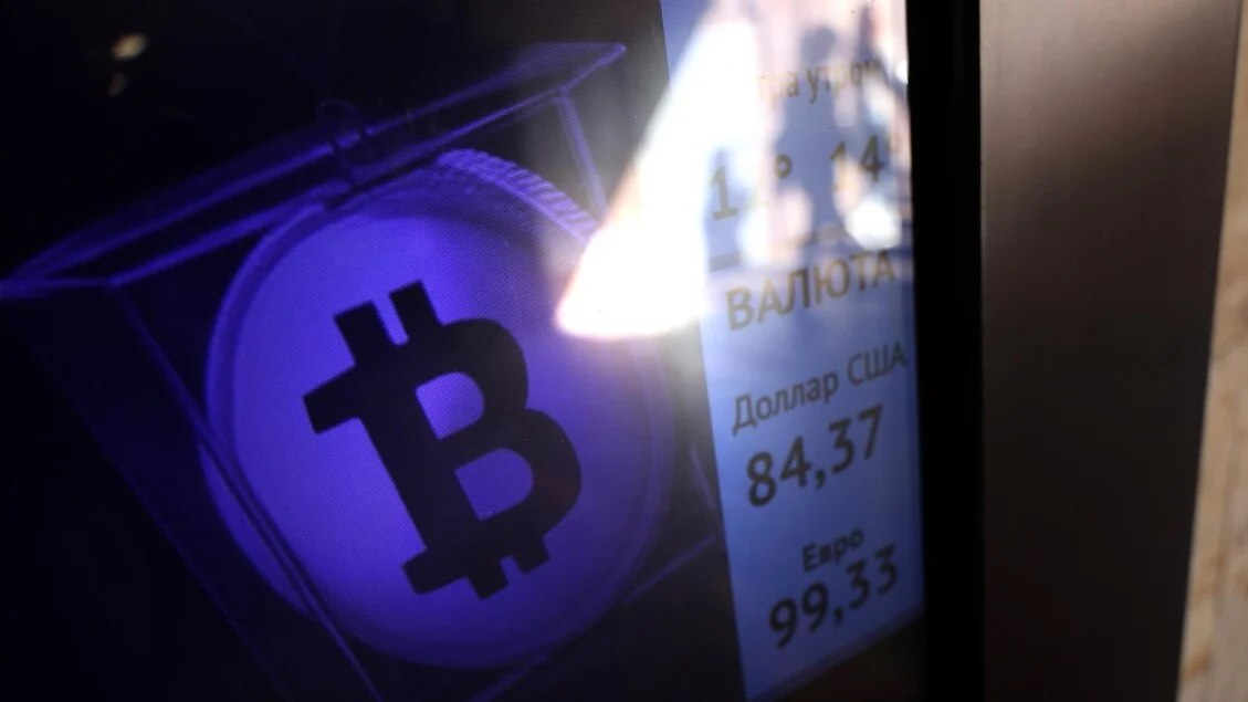 Bitcoin oscila: alcança US$90.000 e recua para US$87.000 com mercado atento às atas do Fed
