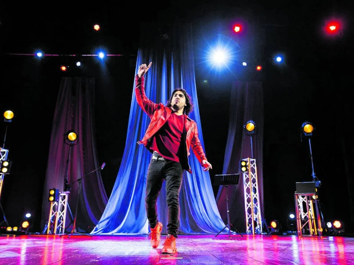 Max Angioni leva ao palco 'Ancora meno' e revela como ser filho único moldou sua comicidade