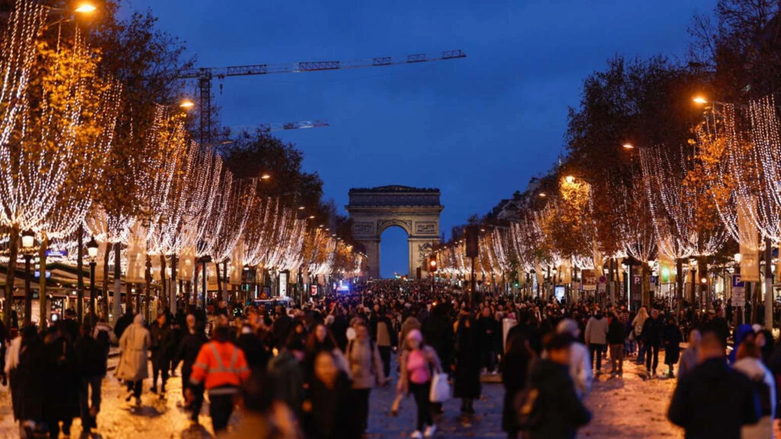 Réveillon em Paris 2026: espetáculo de luzes nos Champs-Élysées e fogo de artifício no Arco do Triunfo