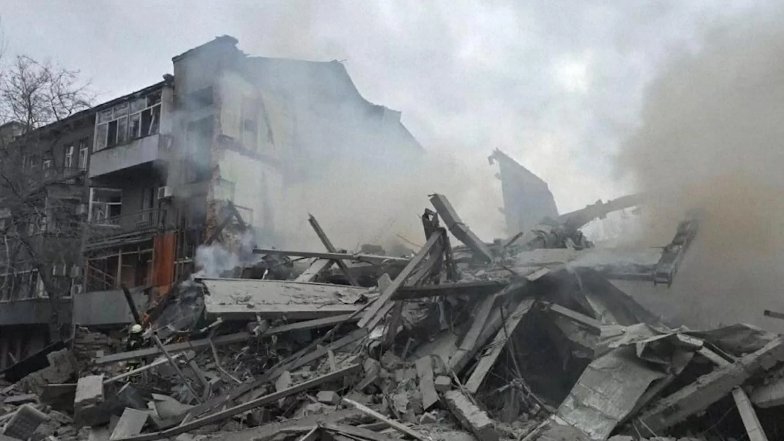Bombardeio em Kharkiv: prédios residenciais gravemente danificados e operação de resgate em andamento
