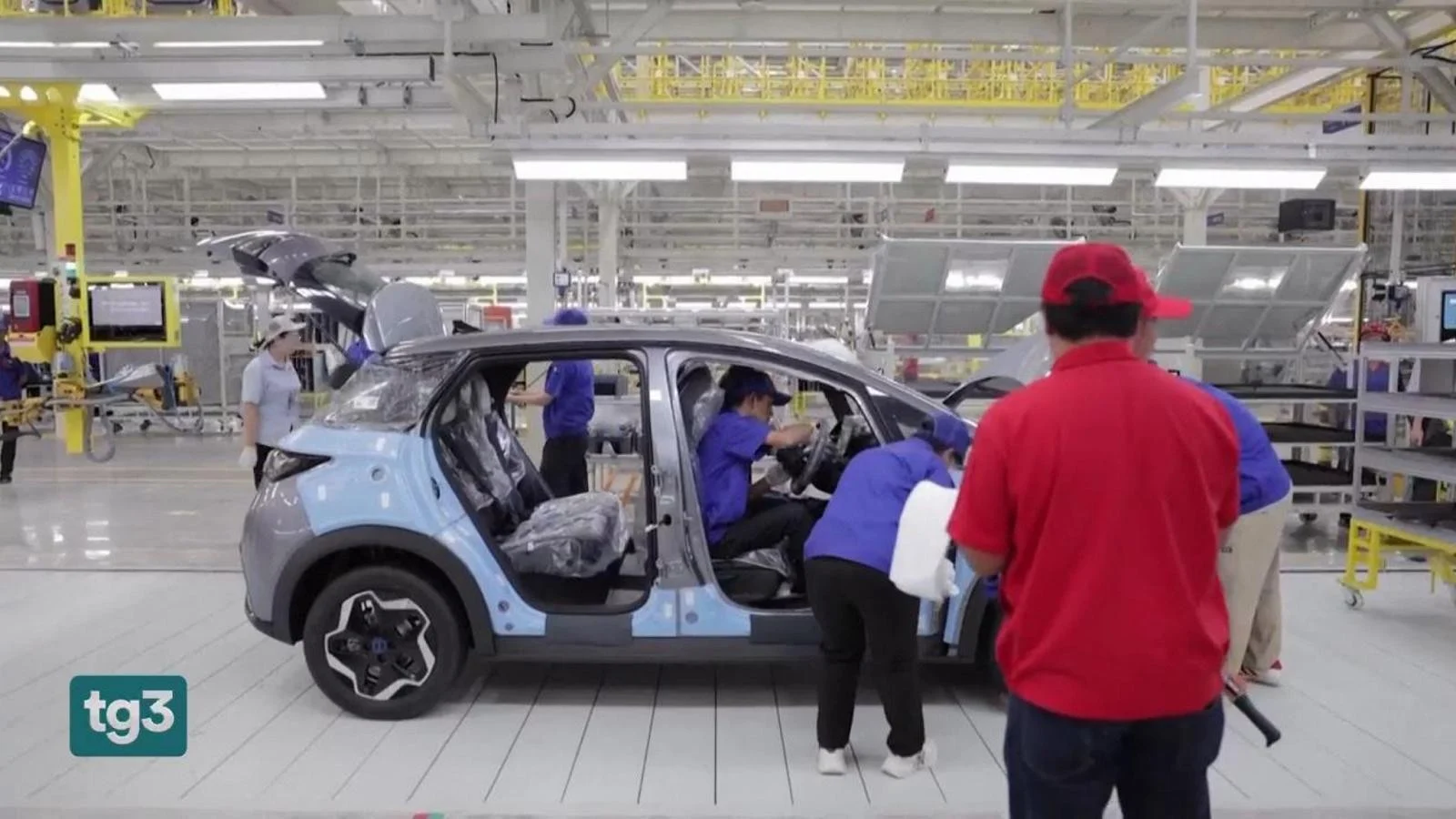 Mercado automotivo italiano fecha 2025 em queda: vendas caem 2,1% apesar de recuperação em dezembro