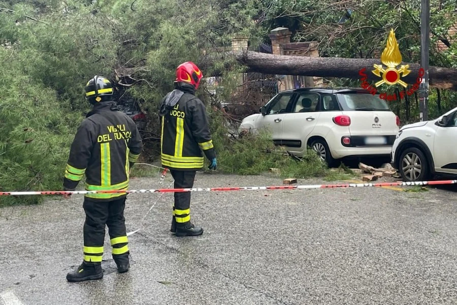 Maltempo na Itália: Quedas de árvores, inundações e neve atingem Ancona, Roma e Toscana